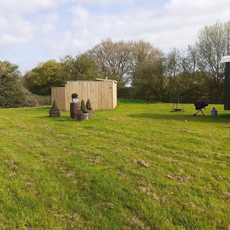 הוילה צ'יפנהאם Glamping At The Retreat Wiltshire Is Rural Bliss מראה חיצוני תמונה
