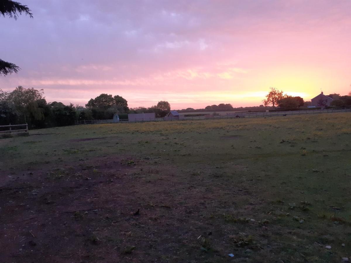 הוילה צ'יפנהאם Glamping At The Retreat Wiltshire Is Rural Bliss מראה חיצוני תמונה