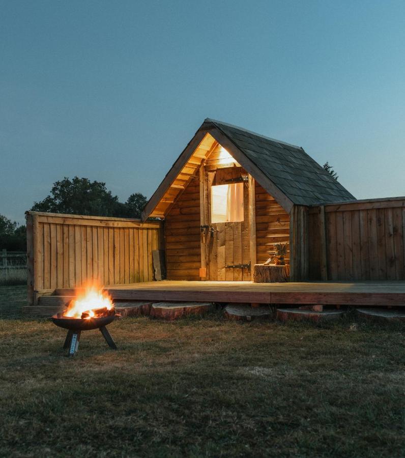 הוילה צ'יפנהאם Glamping At The Retreat Wiltshire Is Rural Bliss מראה חיצוני תמונה