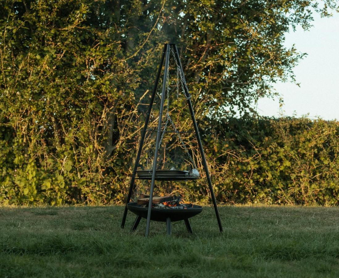 הוילה צ'יפנהאם Glamping At The Retreat Wiltshire Is Rural Bliss מראה חיצוני תמונה