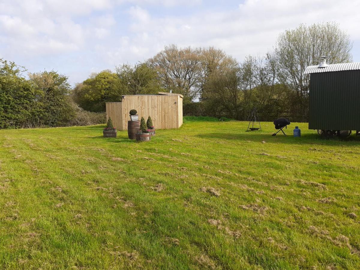 הוילה צ'יפנהאם Glamping At The Retreat Wiltshire Is Rural Bliss מראה חיצוני תמונה