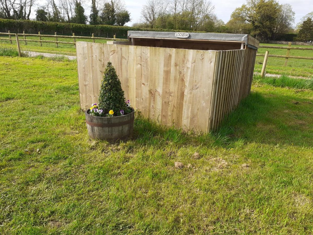 הוילה צ'יפנהאם Glamping At The Retreat Wiltshire Is Rural Bliss מראה חיצוני תמונה