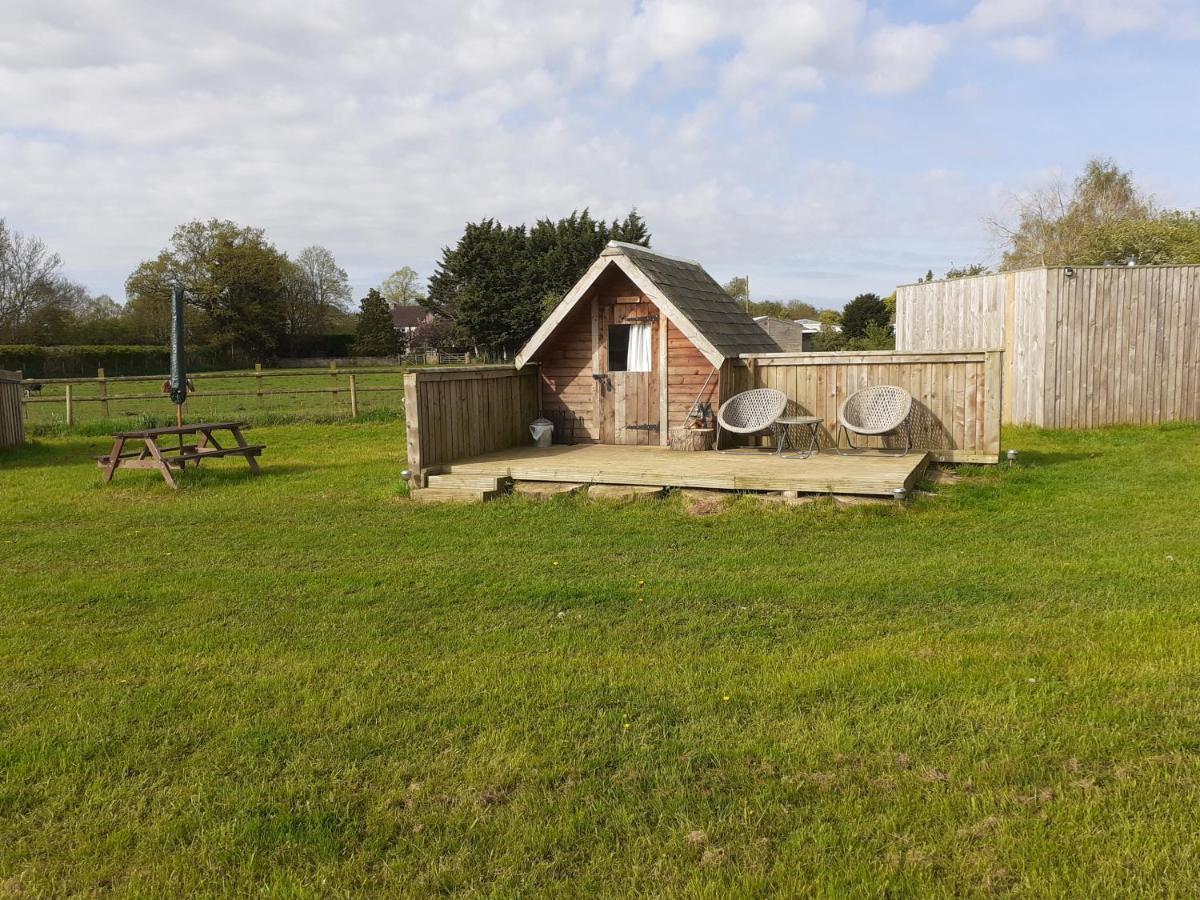הוילה צ'יפנהאם Glamping At The Retreat Wiltshire Is Rural Bliss מראה חיצוני תמונה