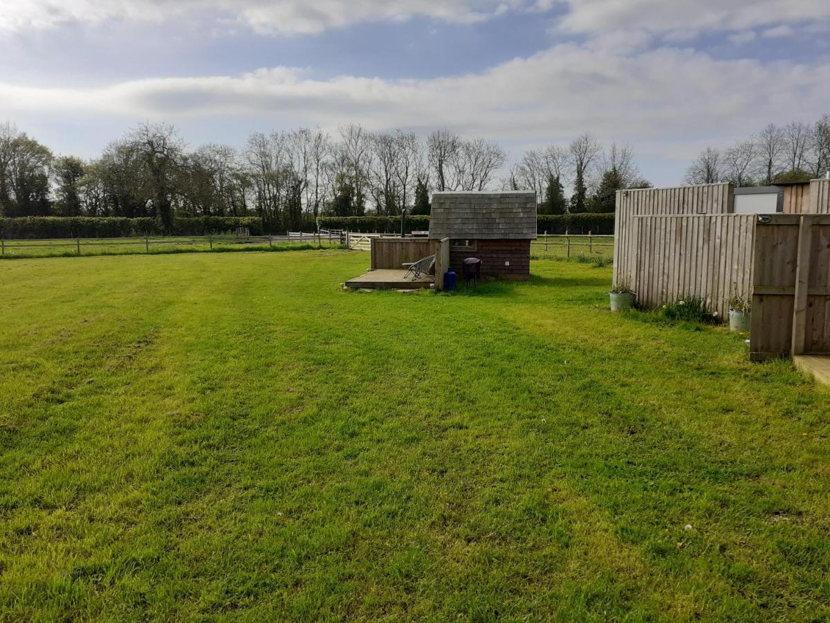הוילה צ'יפנהאם Glamping At The Retreat Wiltshire Is Rural Bliss מראה חיצוני תמונה