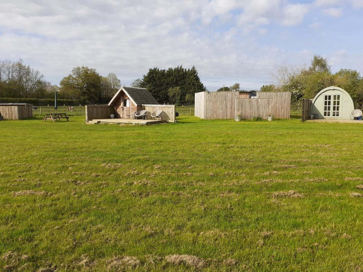 הוילה צ'יפנהאם Glamping At The Retreat Wiltshire Is Rural Bliss מראה חיצוני תמונה